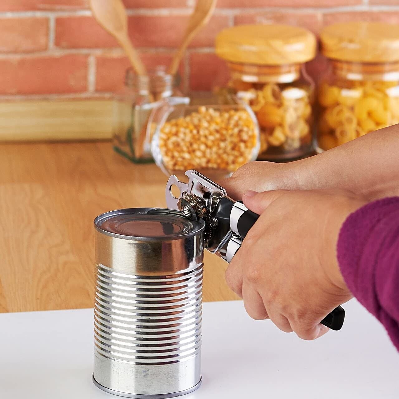 Easy-to-use manual can opener for all sizes